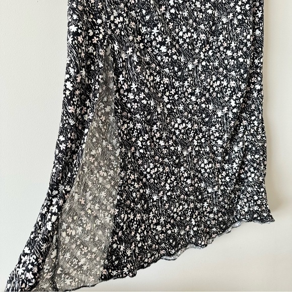 URBAN Outfitters-Floral Midi Skirt With Slit (Size: Medium) - Picture 4 of 9